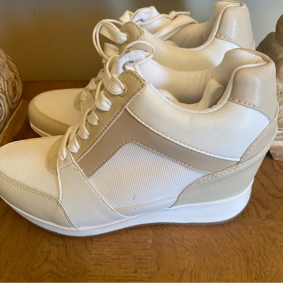 Serra Womens Tan White Color Block Wedge Heel High-Top Sneakers NWT Multiple SZs - Picture 4 of 14
